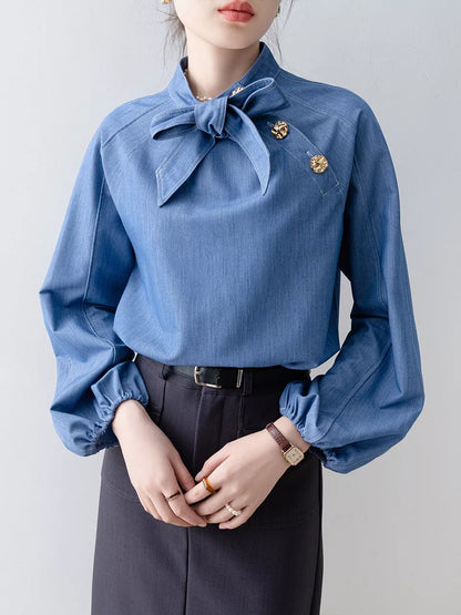 Damenbluse aus blauem Denim mit Schleife und Laternenärmeln