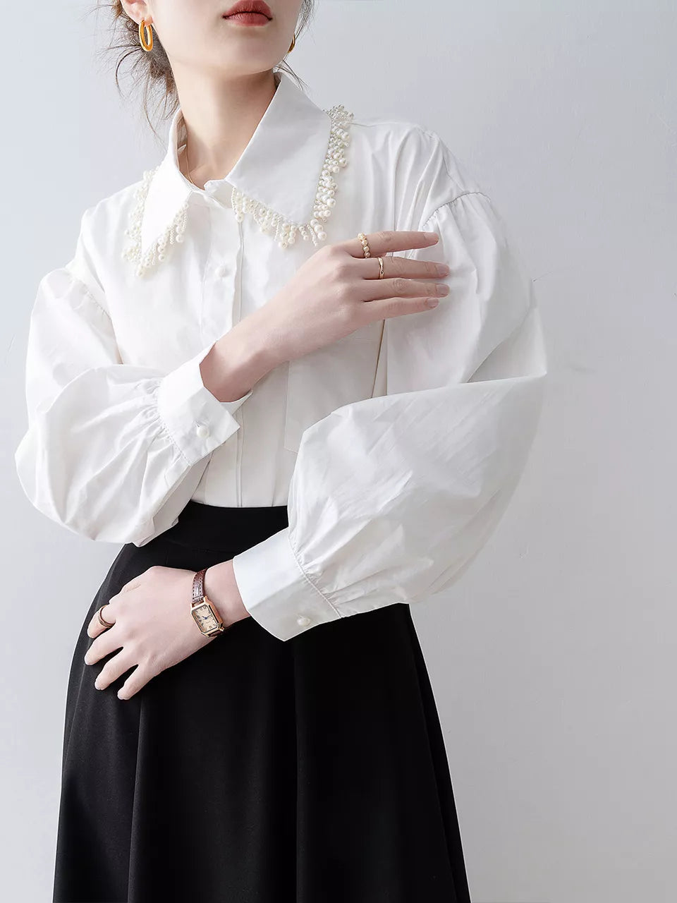 Damen-Poloshirt mit weißem Perlendekor und Laternenärmeln