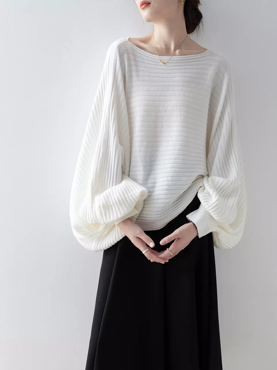 Suéter de punto blanco con hombros descubiertos para mujer