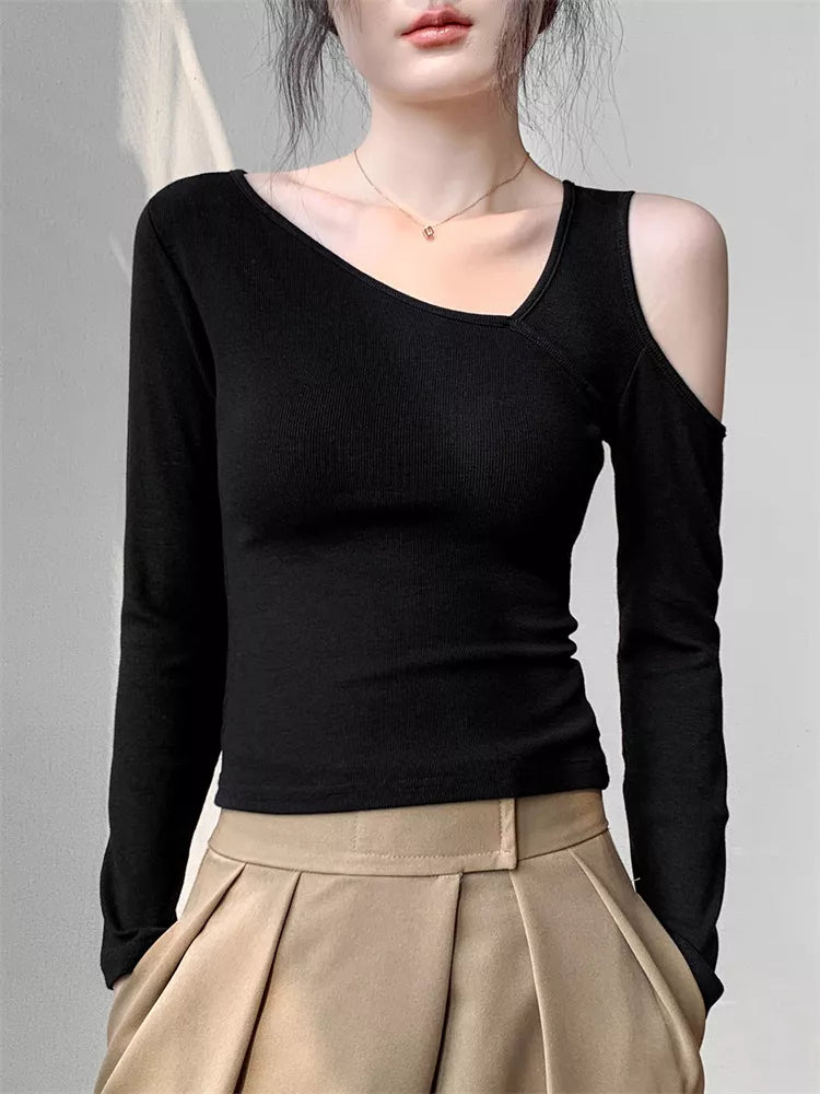 Top ajustado con hombros al descubierto y elegante detalle de corte