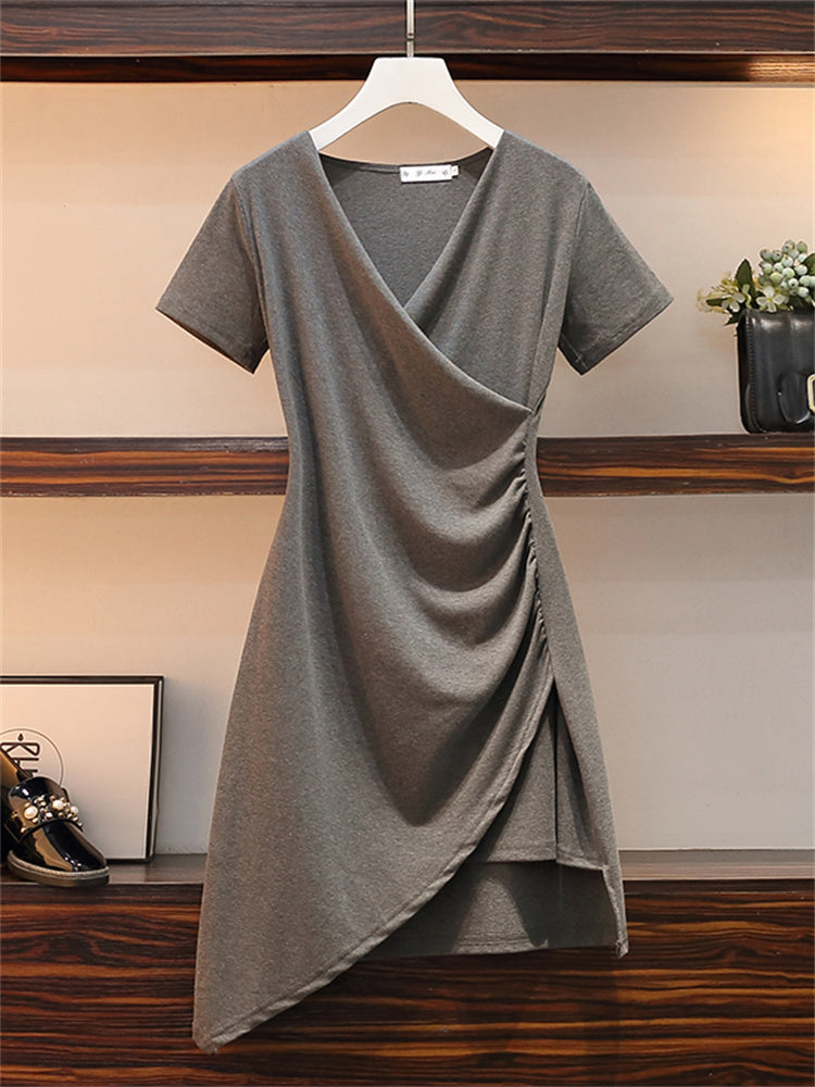 Vestido negro corto ajustado con escote en V irregular y elegante estilo francés para mujer