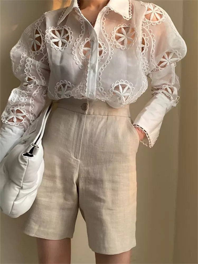 Elegante Bluse aus Spitzenmesh mit Rüschenkragen und Puffärmeln