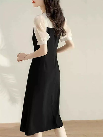 Französisches farbblockbesetztes, figurbetontes Chiffon-Midikleid mit Schlitz und kurzen Ärmeln