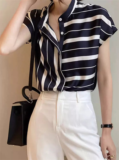 Französische, gestreifte Chiffonbluse mit kurzen Ärmeln und Stehkragen für Damen