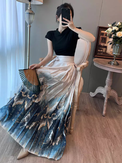 Eleganter, neuer chinesischer Satin-Faltenrock in schmaler Passform mit Pferdegesicht-Motiv