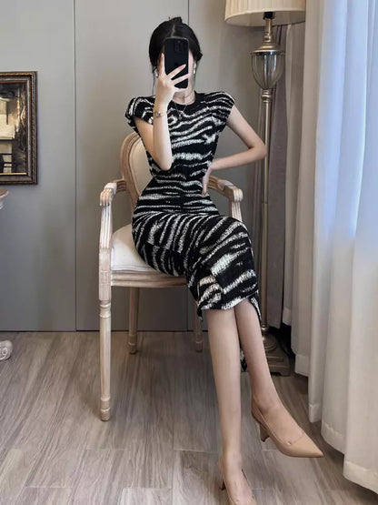 Elegantes, figurbetontes Vintage-Kleid mit Zebramuster und Schlitz in schmaler Passform.