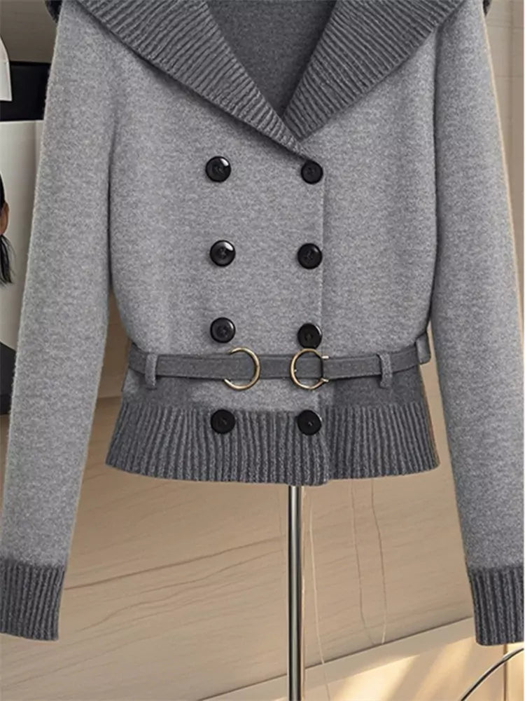 Stilvoller, zweireihiger grauer Strickpullover im Preppy-Stil für Damen