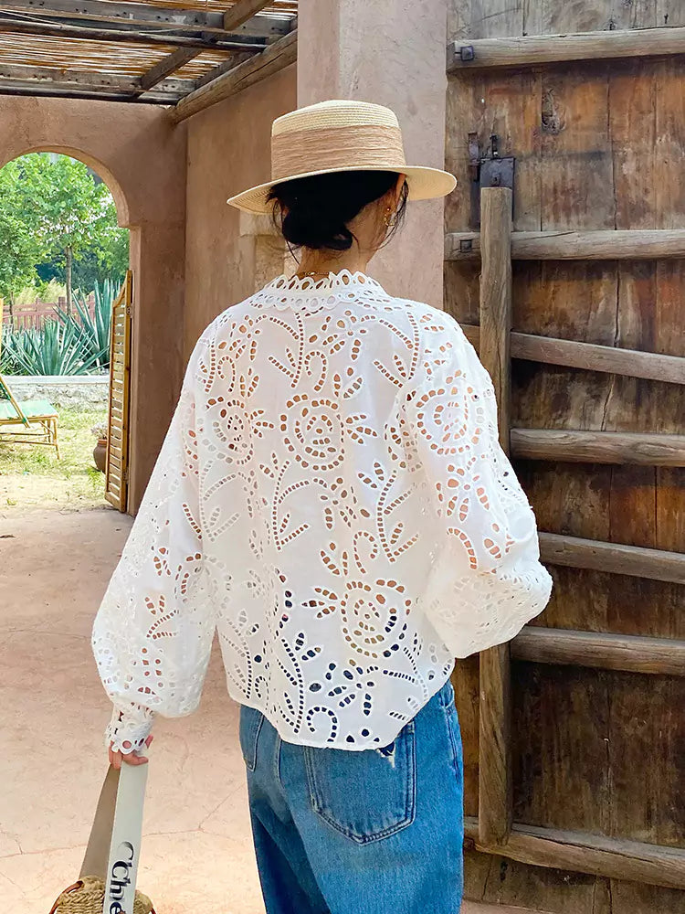 Camisa de manga larga blanca hueca de algodón bordado estilo francés para mujer