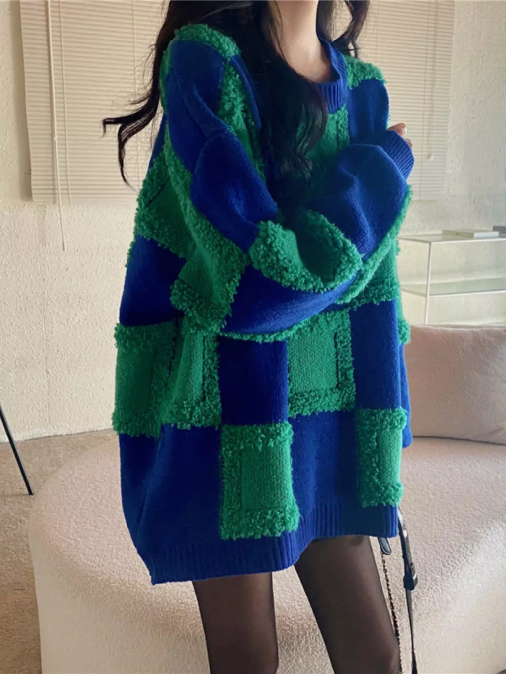 Mittellanger, gelb-brauner Strickpullover mit Rundhalsausschnitt und Karomuster für Damen