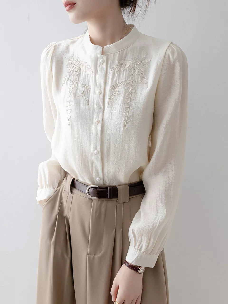 Aprikosenfarbene, bestickte Bluse mit Stehkragen für Damen