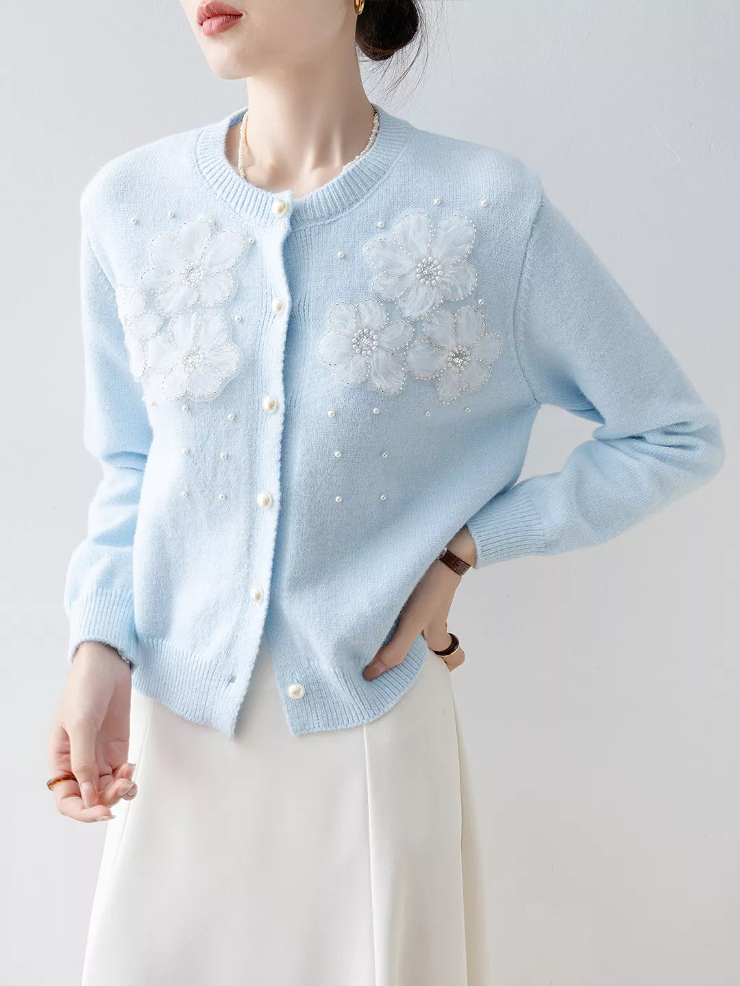 Cárdigan de punto holgado azul cielo para mujer con diseño floral y cuentas