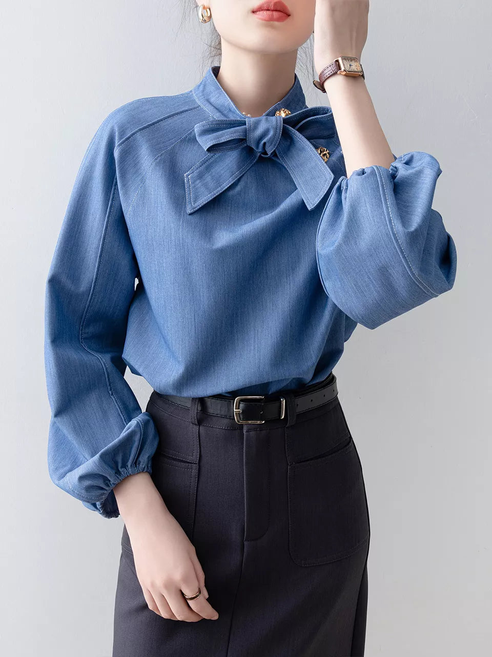 Damenbluse aus blauem Denim mit Schleife und Laternenärmeln