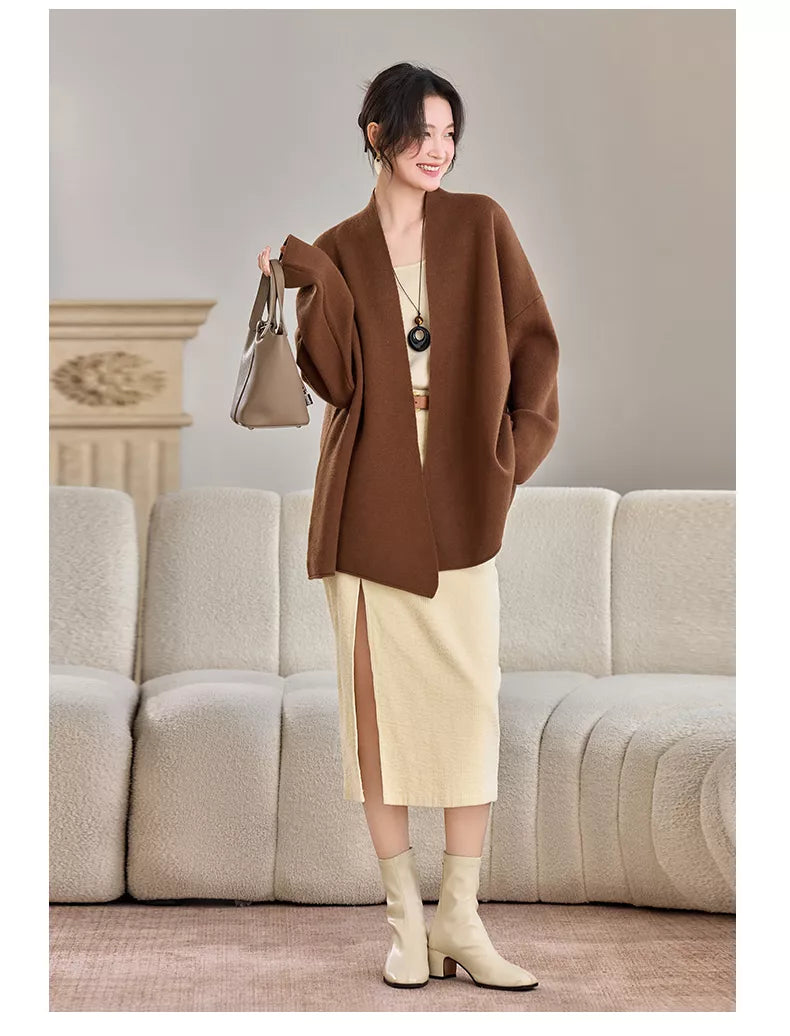 Elegante cárdigan largo de punto marrón para mujer