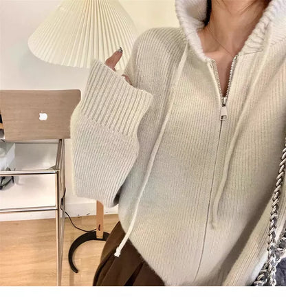 Cárdigan de punto beige con capucha y cremallera para mujer
