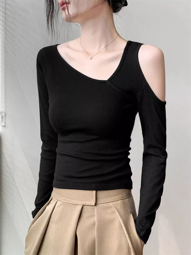 Top ajustado con hombros al descubierto y elegante detalle de corte