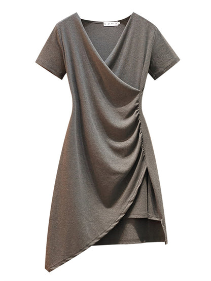 Elegantes, figurbetontes kleines Schwarzes im französischen Stil mit asymmetrischem V-Ausschnitt für Damen