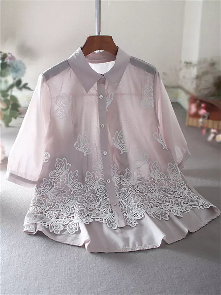 Blusa de encaje bordado con volantes en el bajo y mangas cortas