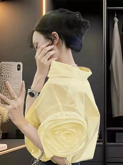 Elegante gelbe Sommerbluse im französischen Stil mit 3D-Blumenapplikationen für Damen