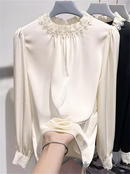 Elegante, plissierte Chiffonbluse mit Perlenbesatz, Stehkragen und langen Ärmeln im französischen Stil für Damen