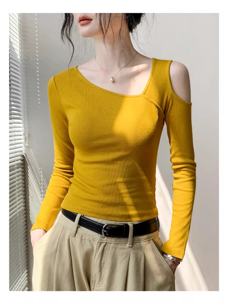 Top ajustado con hombros al descubierto y elegante detalle de corte