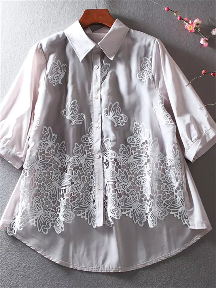 Blusa de encaje bordado con volantes en el bajo y mangas cortas
