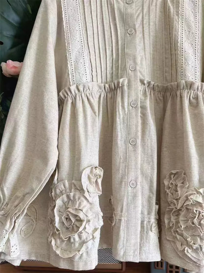 Baumwollbluse für Damen im Babydoll-Stil mit Akkordeonfalten, langen Ärmeln und aufwendiger Stickerei.