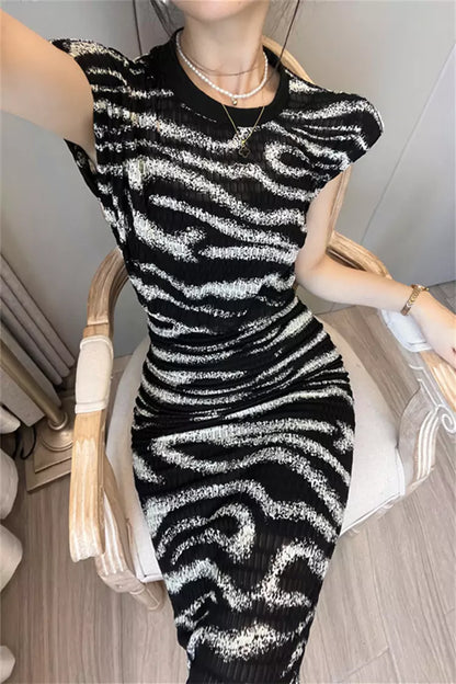 Elegantes, figurbetontes Vintage-Kleid mit Zebramuster und Schlitz in schmaler Passform.