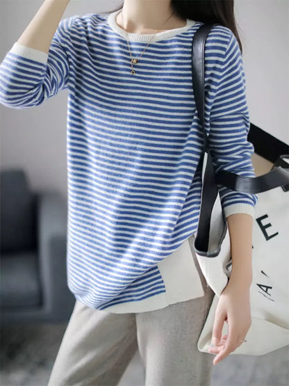 Damenpullover mit blauen Streifen, Rundhalsausschnitt, langen Ärmeln und Schlitzsaum