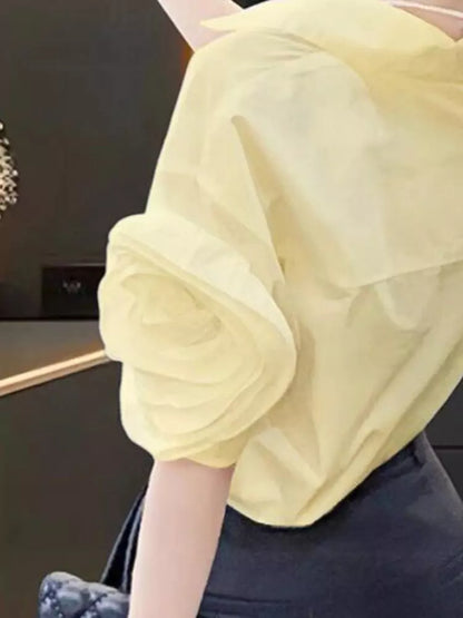 Elegante gelbe Sommerbluse im französischen Stil mit 3D-Blumenapplikationen für Damen