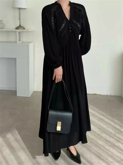 Elegantes, schwarzes Maxikleid im französischen Stil mit V-Ausschnitt und Spitzenbesatz