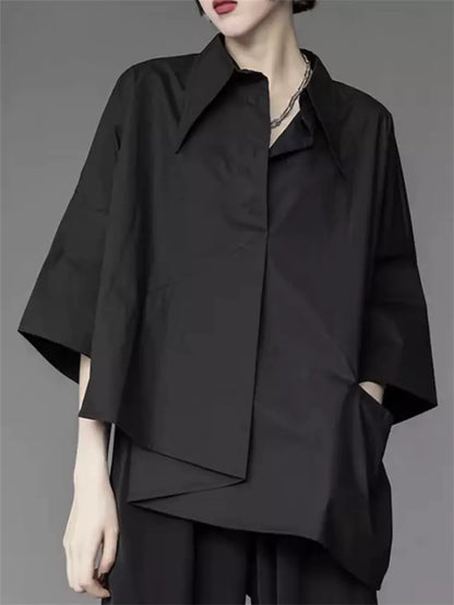 Lässiges und vielseitiges asymmetrisches schwarzes Damenhemd mit einzigartigem Designer-Stil