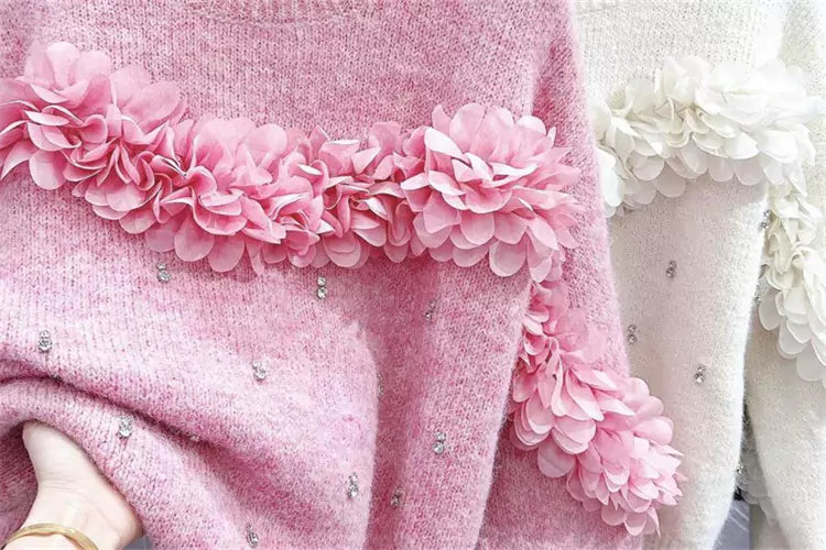 Suéter rosa con flores 3D y adornos de diamantes de imitación: tejido único y elegante.