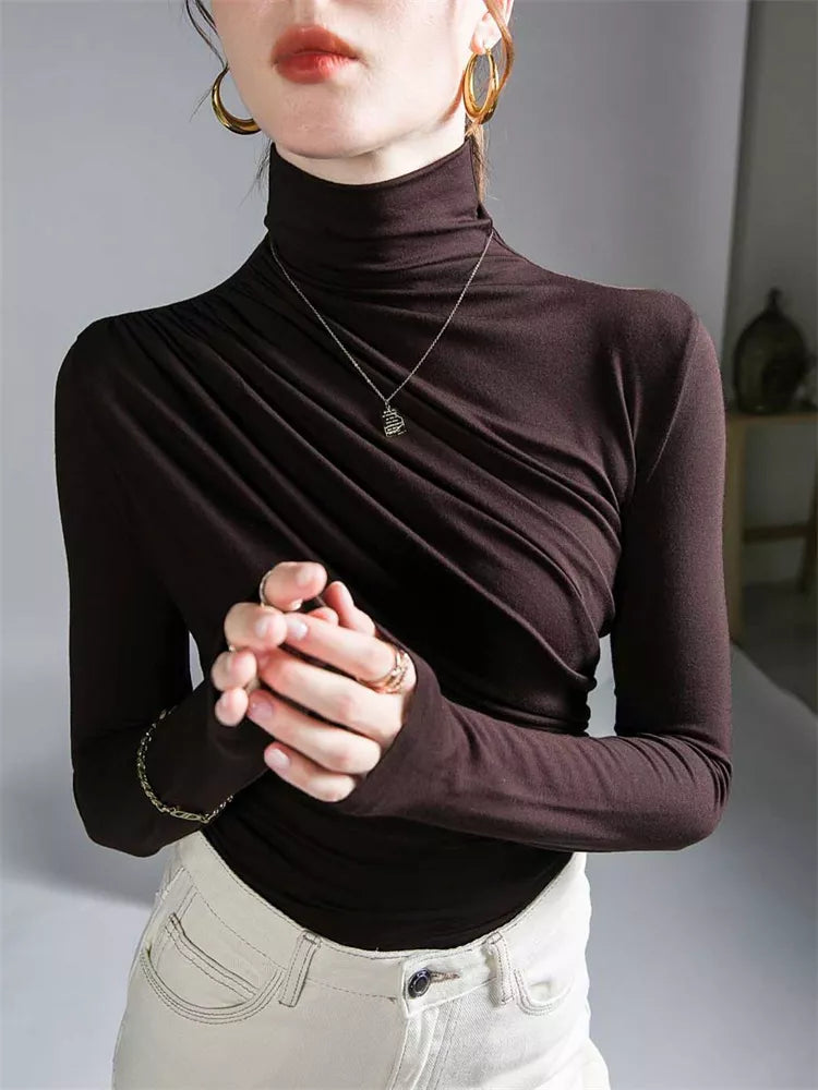 Top básico de modal con cuello alto color café para mujer