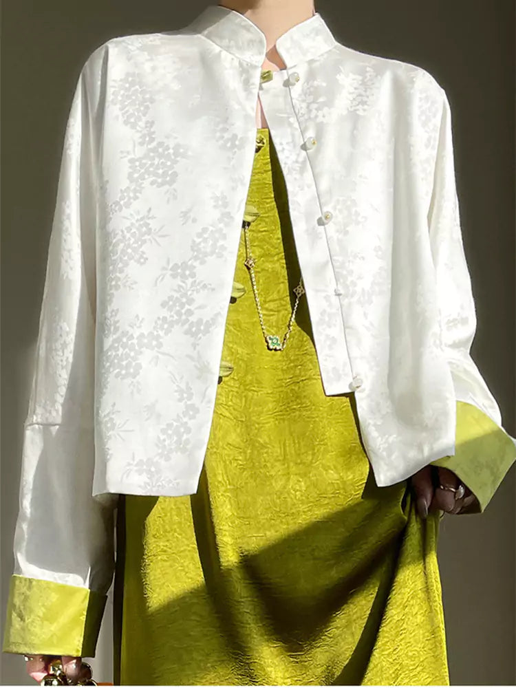 Elegante weiße Satinbluse mit orientalischem Jacquardmuster und Stickerei.