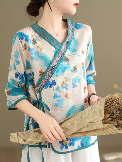 Vintage-Bluse mit blauem Blumenmuster, seitlichem Verschluss und asymmetrischem Kragen