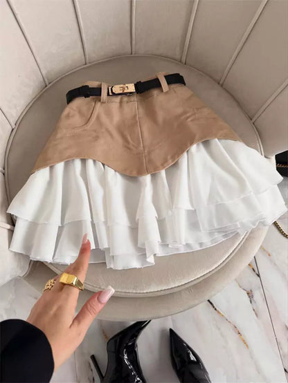 Schicker, hochtaillierter A-Linien-Minirock mit Rüschen und mehreren Lagen