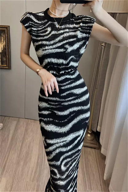 Elegantes, figurbetontes Vintage-Kleid mit Zebramuster und Schlitz in schmaler Passform.