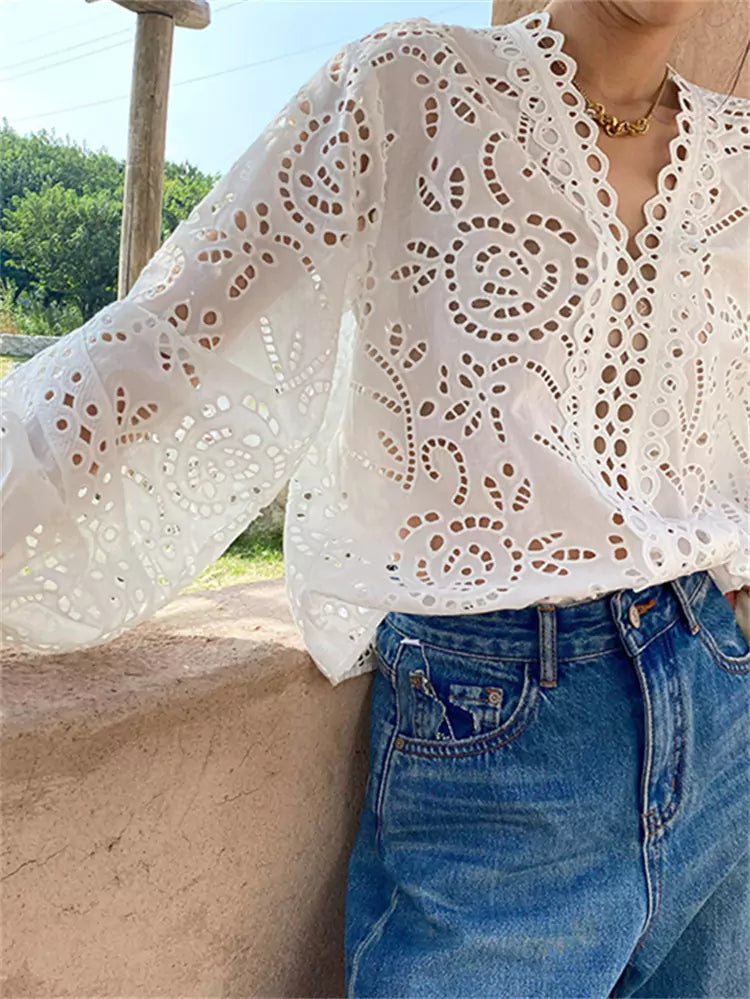 Camisa de manga larga blanca hueca de algodón bordado estilo francés para mujer
