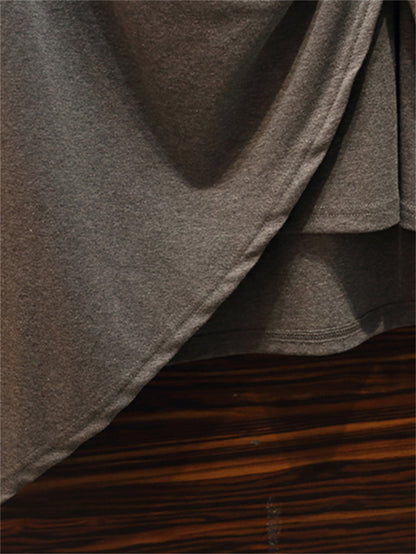 Elegantes, figurbetontes kleines Schwarzes im französischen Stil mit asymmetrischem V-Ausschnitt für Damen