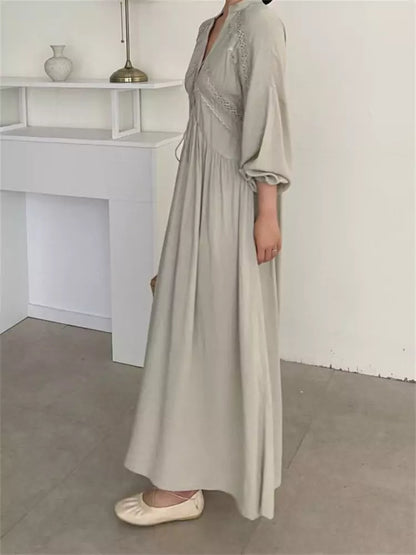 Elegantes, schwarzes Maxikleid im französischen Stil mit V-Ausschnitt und Spitzenbesatz