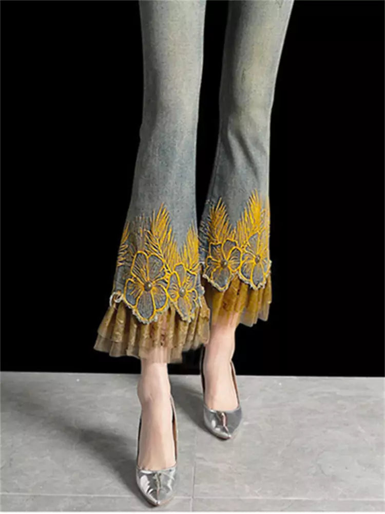 Pantalones vaqueros cortos acampanados de cintura alta con parches de malla bordada para mujer