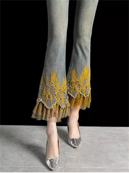 Pantalones vaqueros cortos acampanados de cintura alta con parches de malla bordada para mujer