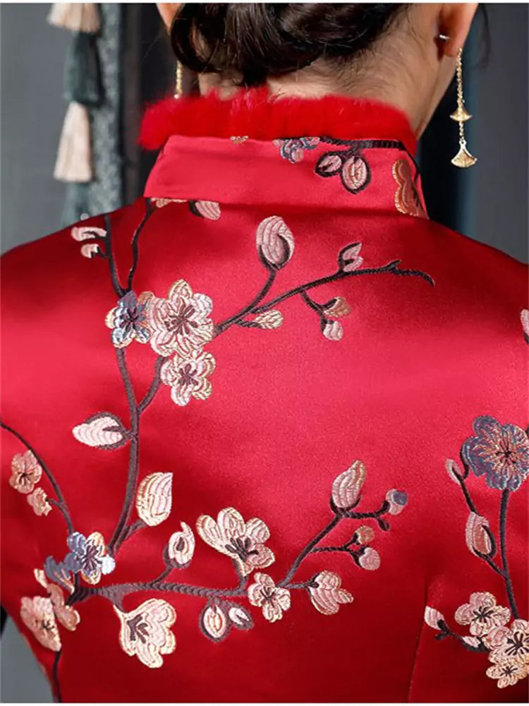 Stilvolle, rot bestickte, mittellange Weste im chinesischen Vintage-Stil mit pelzbesetztem Stehkragen für Damen