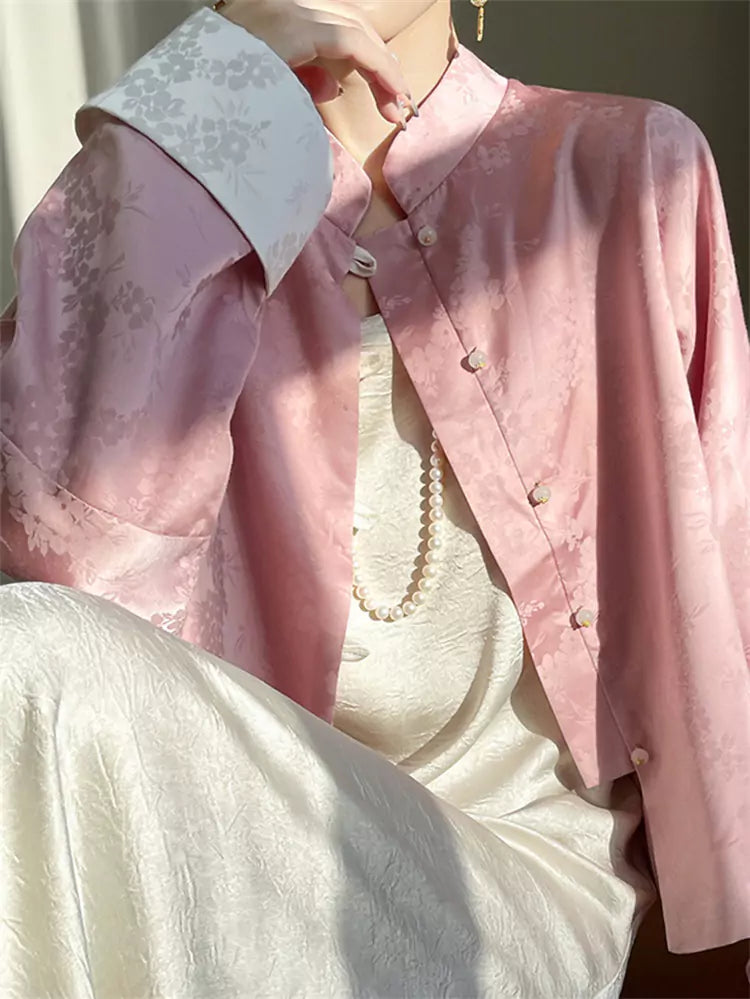 Elegante weiße Satinbluse mit orientalischem Jacquardmuster und Stickerei.