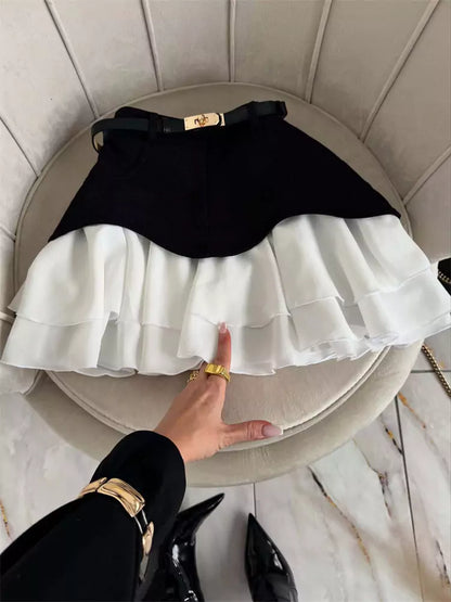 Schicker, hochtaillierter A-Linien-Minirock mit Rüschen und mehreren Lagen