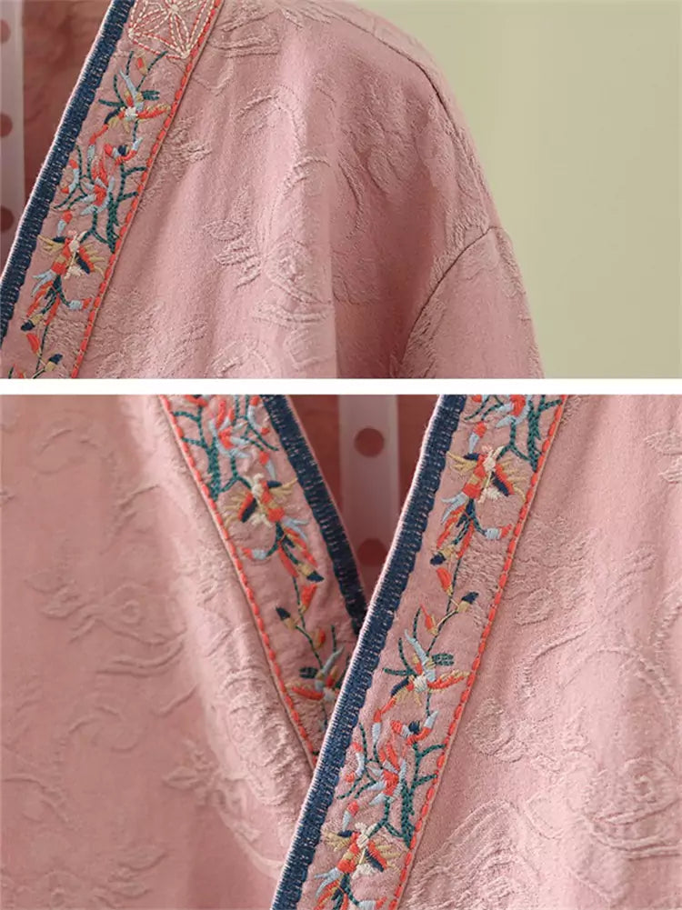 Camisa de lino y algodón con bordado jacquard para mujer con tapeta asimétrica y botones de rana