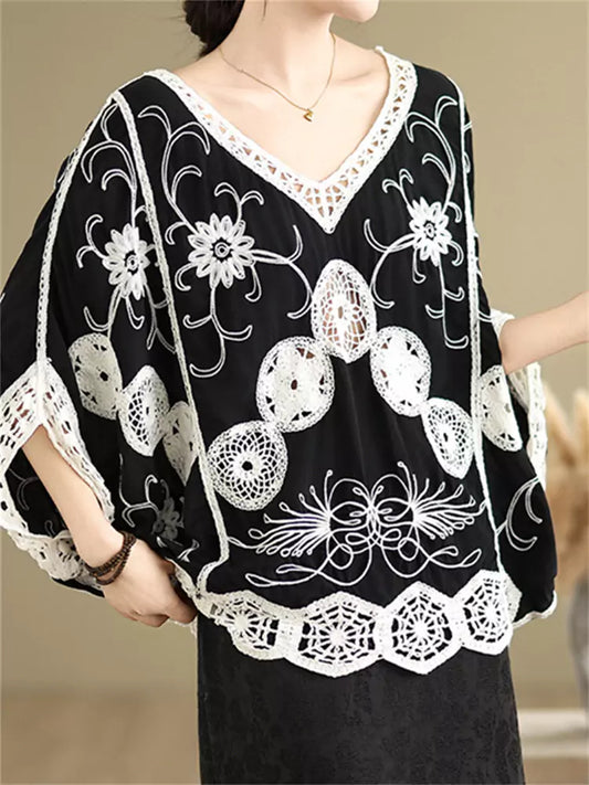 Sommerliche, locker geschnittene Bluse mit V-Ausschnitt, Spitzenapplikationen und bestickten Fledermausärmeln für Damen