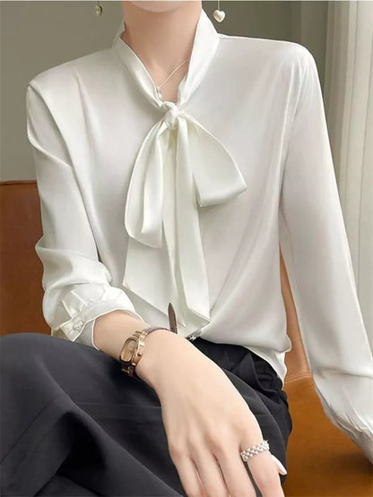 Schwarze Satinbluse mit Schleife für Damen – Sommerbluse aus Acetat mit elegantem Schaldetail