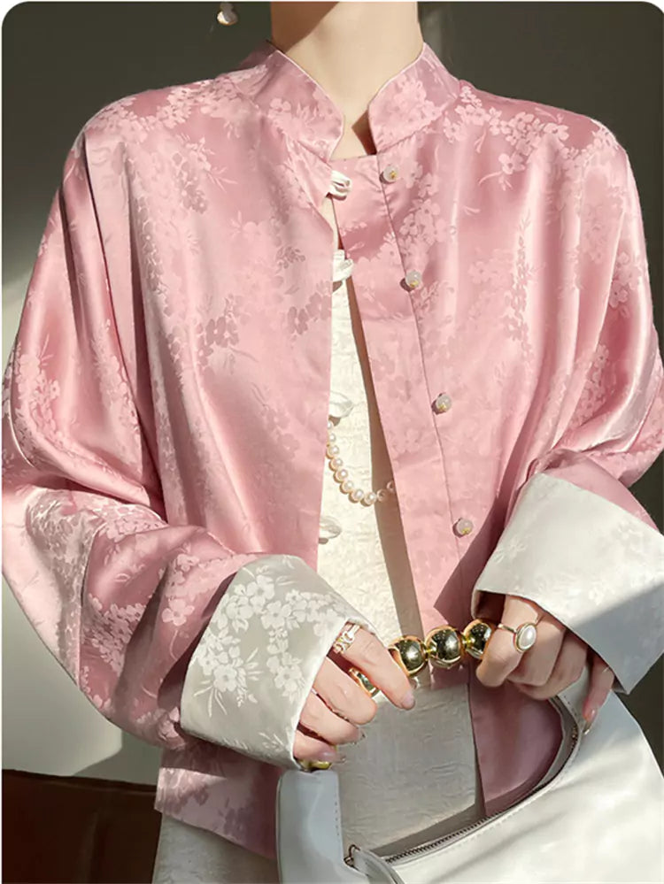 Elegante weiße Satinbluse mit orientalischem Jacquardmuster und Stickerei.