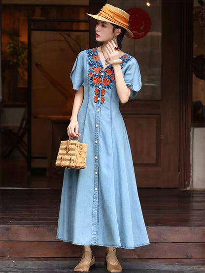 Vintage-Kleid aus hell gewaschenem, besticktem Denim mit V-Ausschnitt und A-Linien-Schnitt für Damen